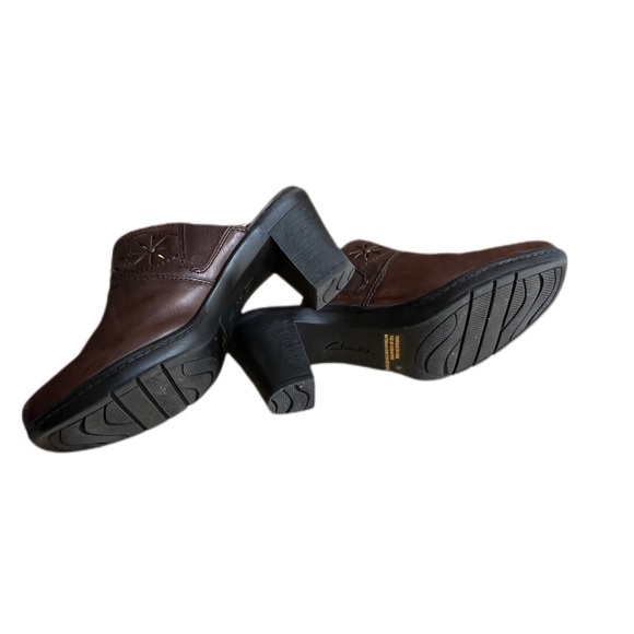 CLARKS BENDABLES BROWN LEATHER FLORAL TRIM MULES.  Size 6.5 excellent condition. - Picture 2 of 7